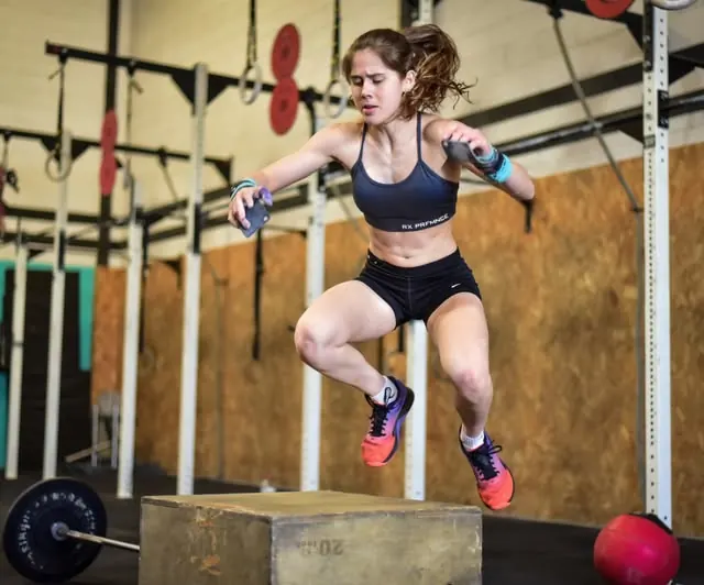 Atleta saltando a un cajón de madera